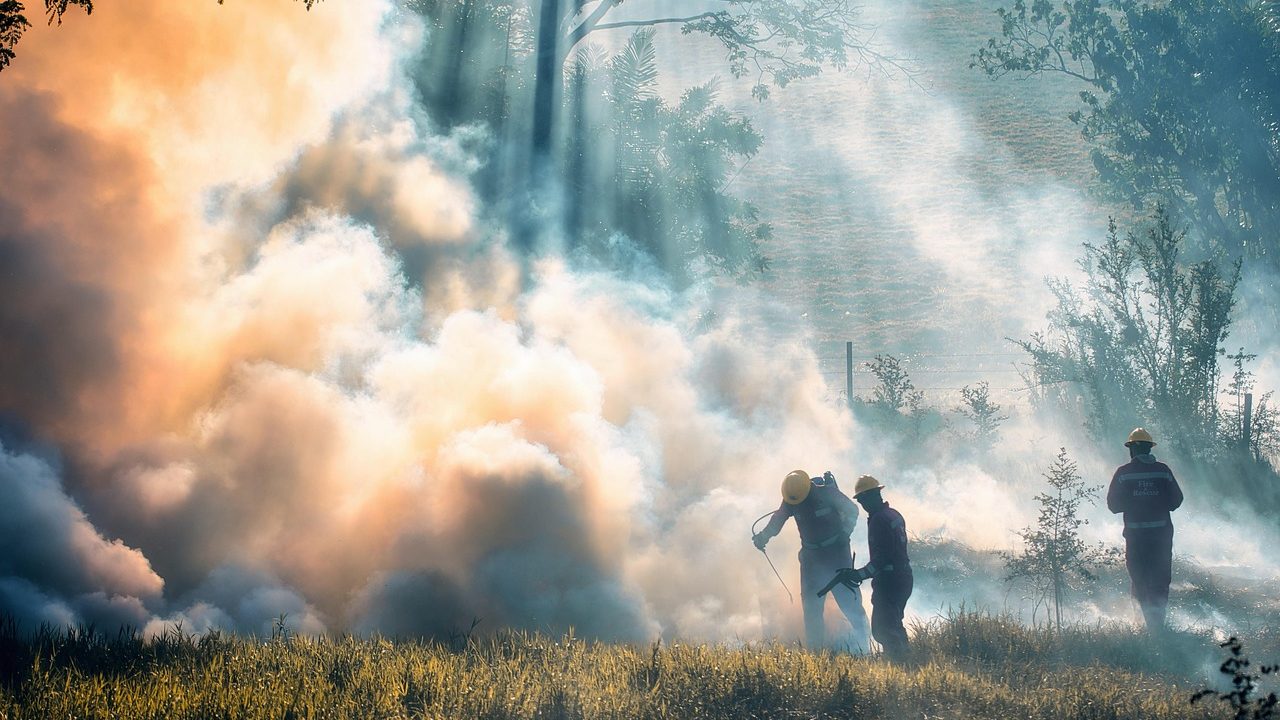 Dinas Damkar Bangka Tengah Selamatkan Korban Di Area Permukiman